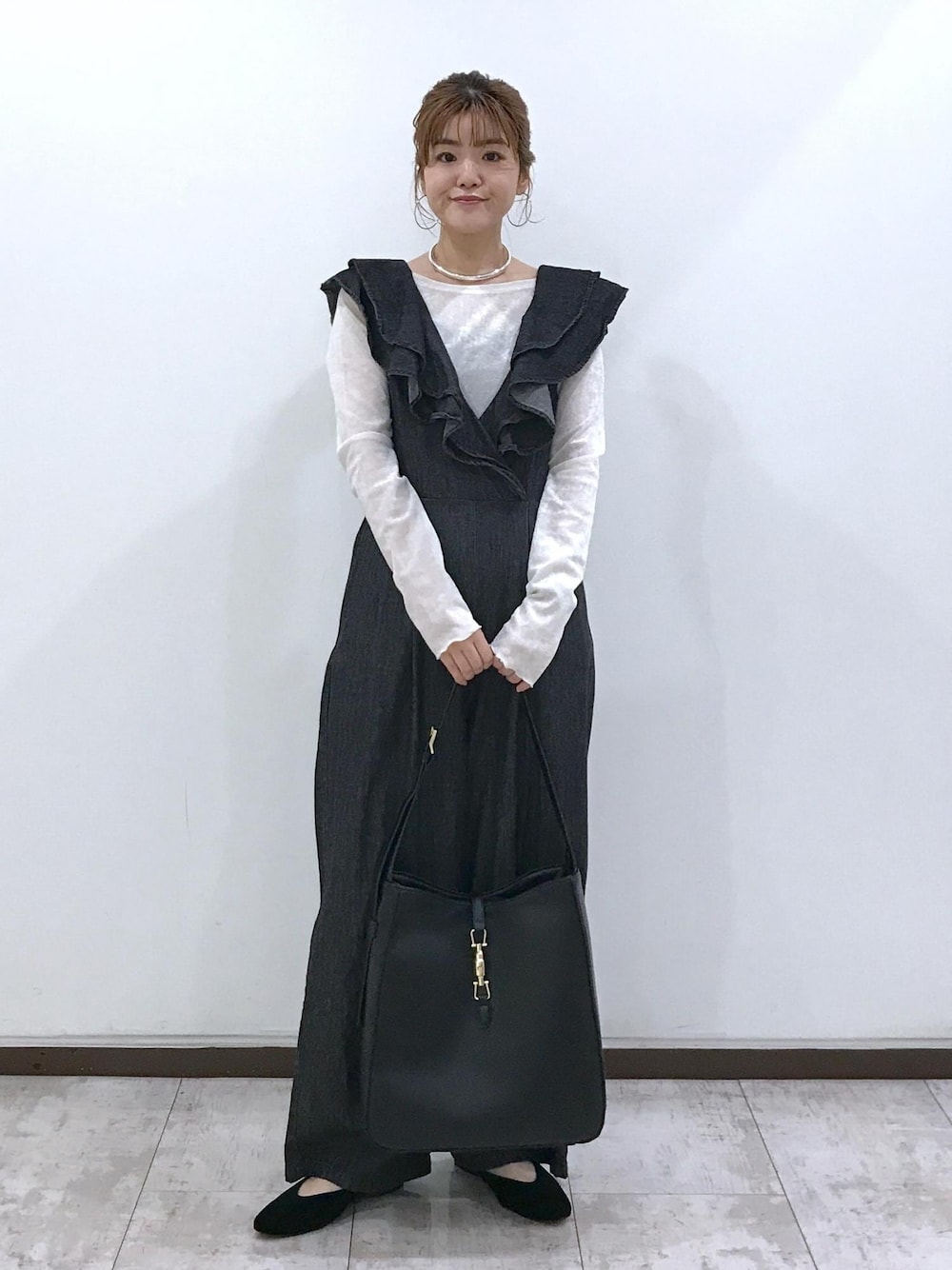 「ベロア、シアーベロア、シアーベロアロンT、ブラック、ホワイト、長袖、カットソー、パンツ、ワイド、十分丈、オールインワン、サロペット、オーバーオール、初秋コーデ、秋コーデ」｜「VISの【洗える】カップ付きバックオープンキャミソール（キャミソール、ブラック系）」を使った、はっちゃんさん（レディース・159cm）の秋コーディネートの1枚目の写真