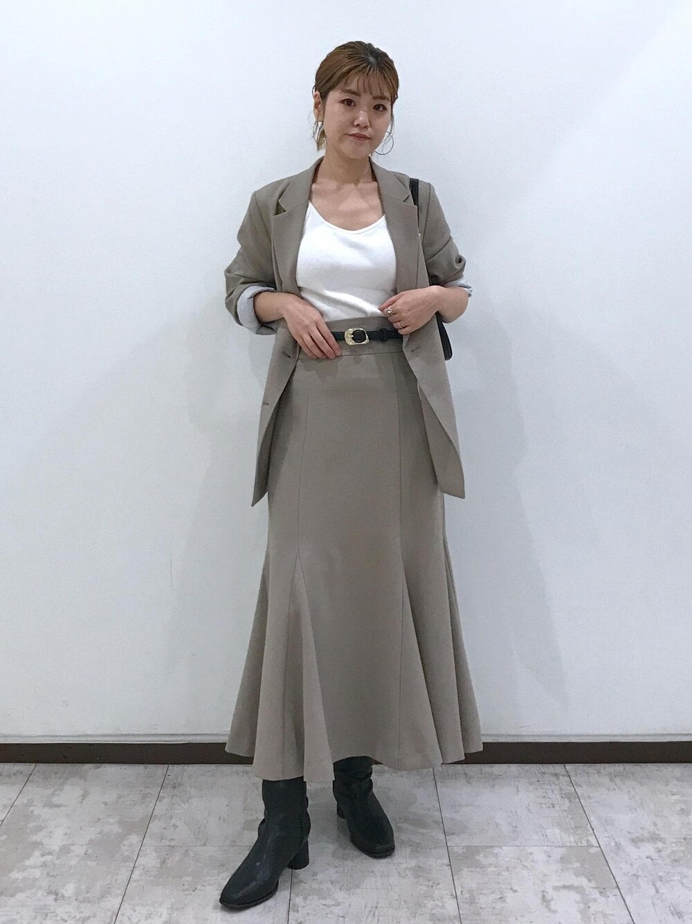 「ジャケット、羽織り、マーメイドスカート、ワンハンドル、ショートブーツ、ヒール、ベージュ、ホワイト、ブラック、初秋コーデ、秋コーデ、初冬コーデ、お仕事コーデ、デートコーデ、お出かけコーデ」｜「VISの【洗える】カップ付きバックオープンキャミソール（キャミソール、ホワイト系）」を使った、はっちゃんさん（レディース・159cm）の秋コーディネートの1枚目の写真