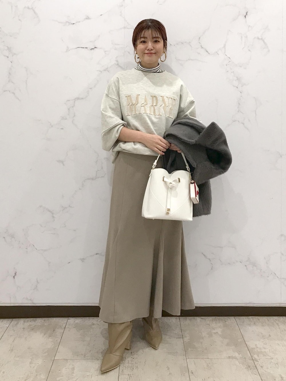 「キナリ、ボーダー、ベージュ、グレー、ホワイト、バッグチャーム、ワンハンドルバッグ、ハイネック、タートルネック、きれいめカジュアル、マーメイドスカート、25_2w_MD_pickup、初春コーデ、初冬コーデ、冬コーデ」｜「VISのオーバルメタルフープピアス（ピアス（両耳用）、ゴールド系）」を使った、はっちゃんさん（レディース・159cm）の冬コーディネートの1枚目の写真