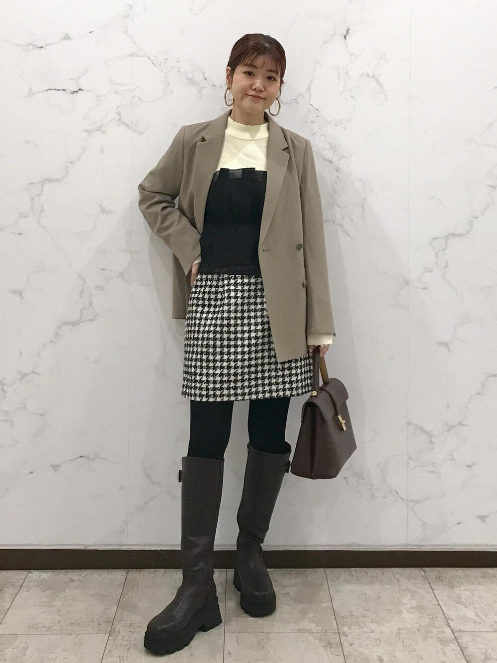 テーラードジャケット（ベージュ系）を使った「千鳥格子」の人気