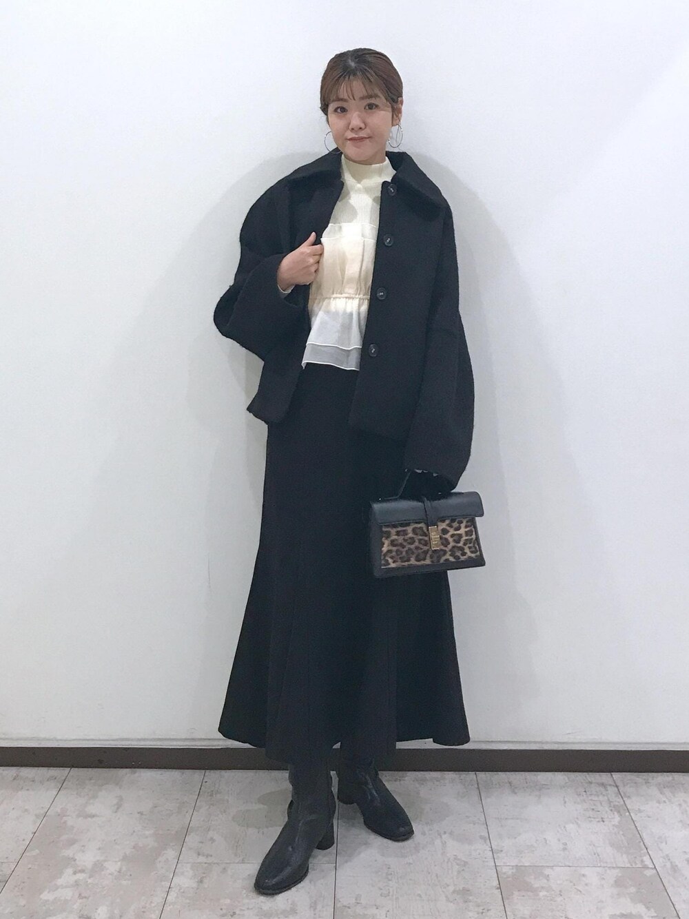 「ショートコート、コート、レイヤードトップス、マーメイドスカート、ミニバッグ、ショートブーツ、ブラック、ホワイト、レオパード、七五三、初秋コーデ、秋コーデ、初冬コーデ、冬コーデ、お仕事コーデ」｜「VISの【2WAY】ひねり金具ワンハンドルミニショルダーバッグ（ショルダーバッグ、その他）」を使った、はっちゃんさん（レディース・159cm）の秋コーディネートの1枚目の写真