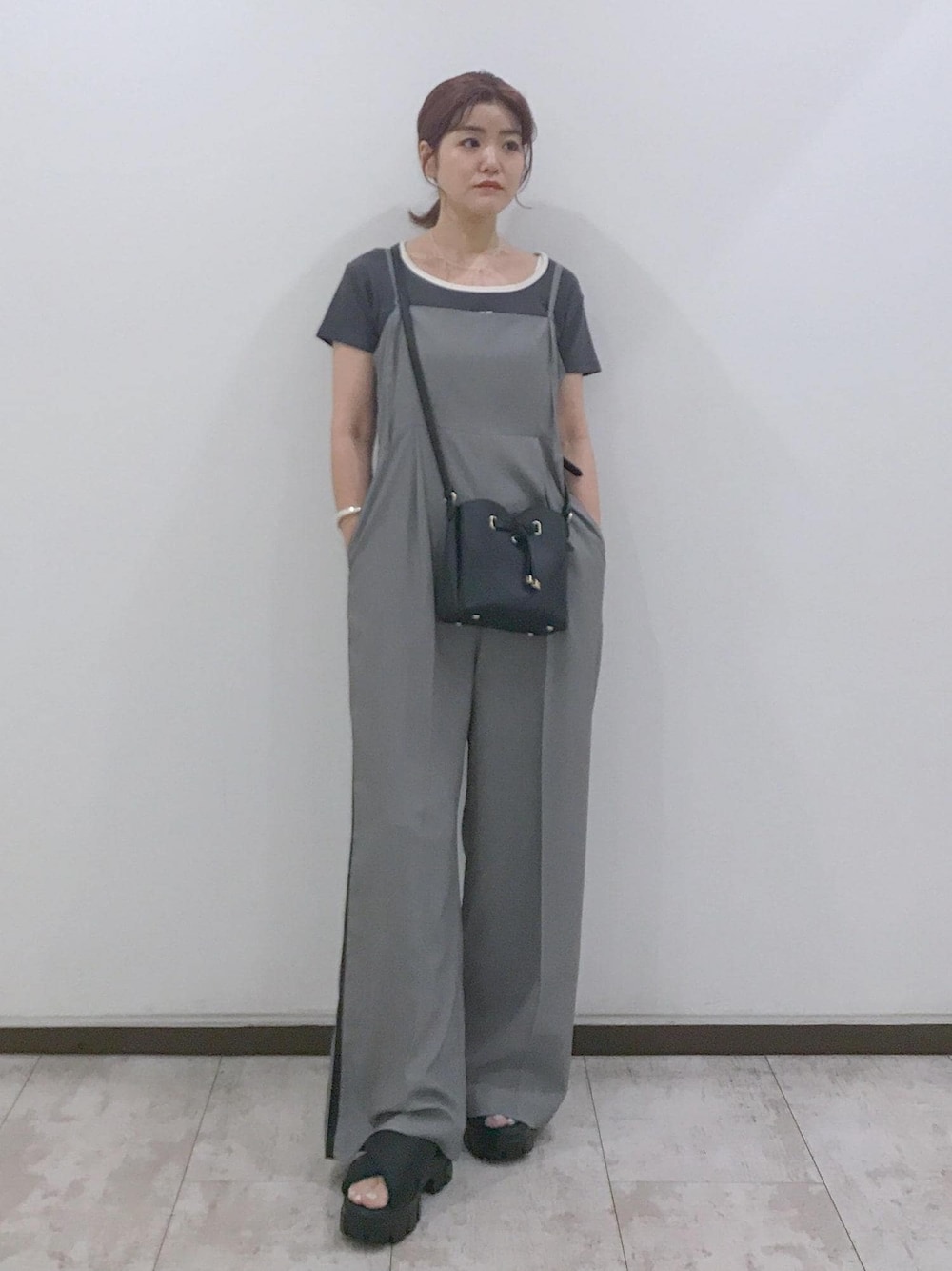 「ブラック、ミニ、ポシェット、グレー、ワイド、オールインワン、サロペット、パンツ、ハイウエスト、センタープレス、厚底、夏コーデ、初秋コーデ、デートコーデ、お出かけコーデ」｜「VISの【洗える】カップ付きバックオープンキャミソール（キャミソール、ホワイト系）」を使った、はっちゃんさん（レディース・159cm）の夏コーディネートの1枚目の写真