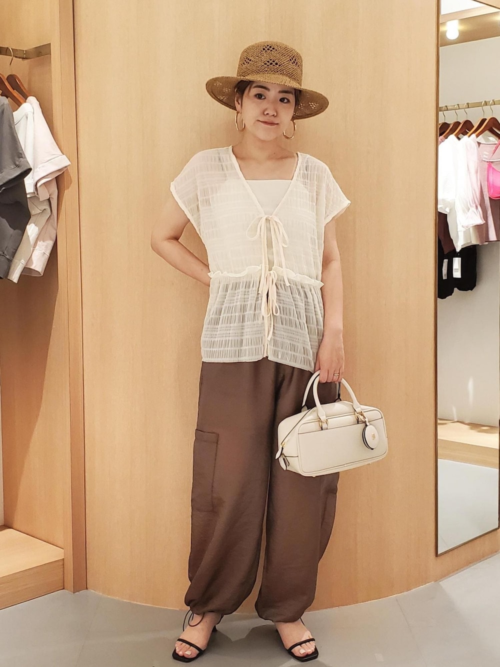「24SS、24SS夏の新作、夏ファッション、きれいめカジュアル、セットアイテム、時短コーデ、デザインTOPS、シアートップス、麦わら帽子、夏コーデ、デートコーデ、お出かけコーデ、旅行コーデ、女子会コーデ、大人カジュアル」｜「VISの【2WAY】横長ボストンバッグ（ボストンバッグ、ホワイト系）」を使った、はっちゃんさん（レディース・159cm）の夏コーディネートの1枚目の写真