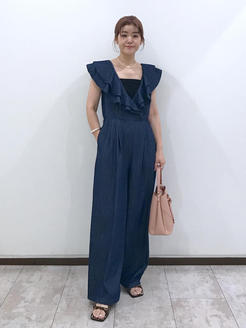 「ハートバッグ、ワンハンドル、フラットサンダル、リボンサンダル、レオパード、ショルダーバッグ、ピンク、デニム、ネイビー、ワイド、オールインワン、サロペット、ブラック、夏コーデ、初秋コーデ」｜「Juzeのダブルサテンリボンサンダル（サンダル、その他）」を使った、はっちゃんさん（レディース・159cm）の夏コーディネートの1枚目の写真