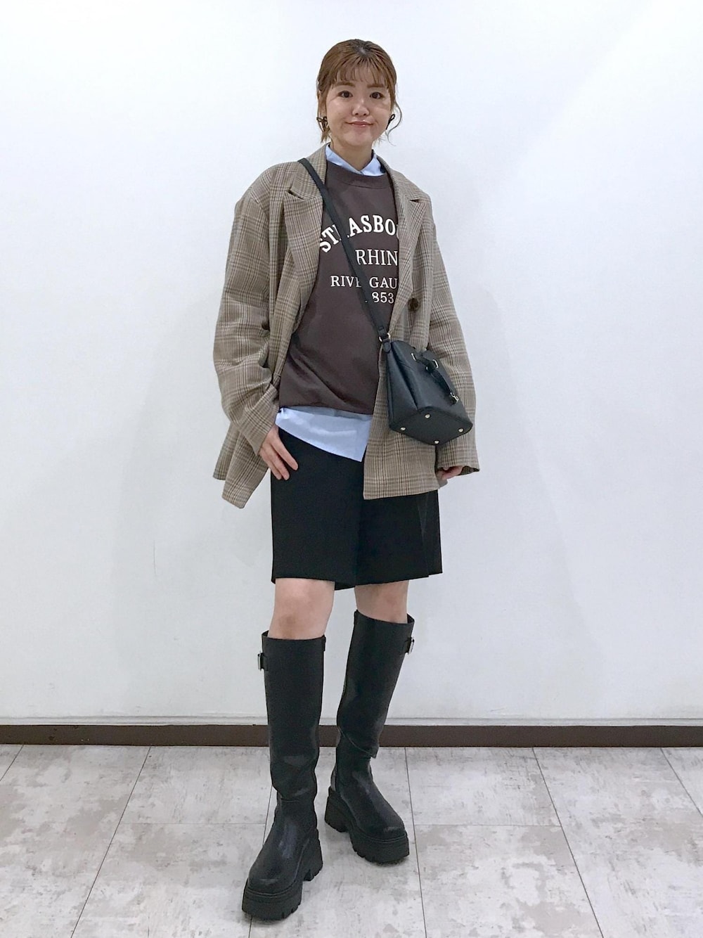 「ブラウン、スウェット、ブラック、ハーフパンツ、ロングブーツ、ブルー、シャツ、プリーツ、チェック、ジャケット、リボンピアス、リボン、初秋コーデ、秋コーデ、初冬コーデ」｜「VISのビーズリボンピアス（ピアス（両耳用）、ブラック系）」を使った、はっちゃんさん（レディース・159cm）の秋コーディネートの1枚目の写真