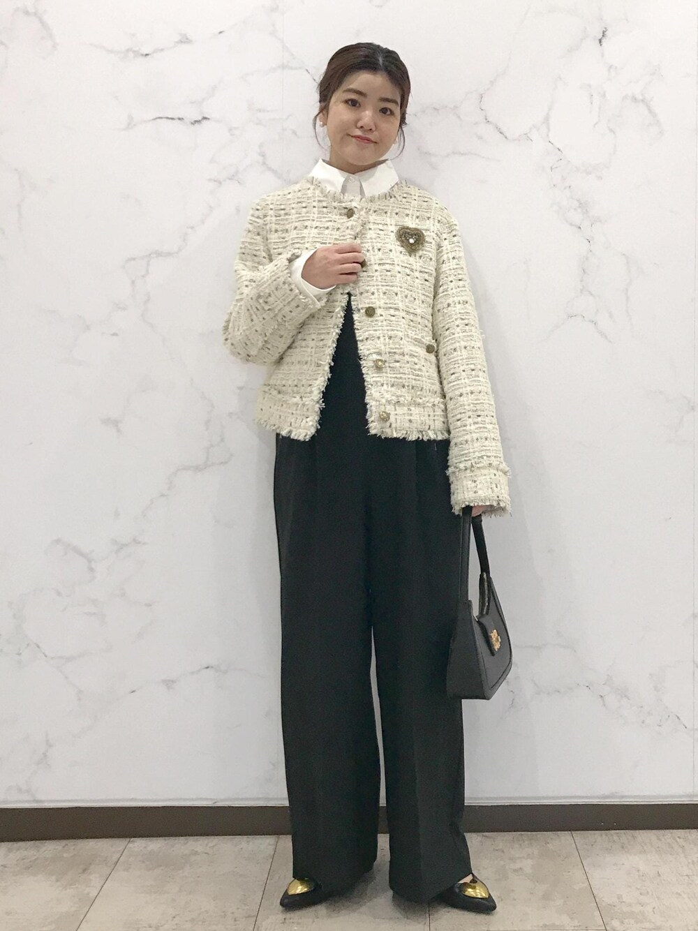 「セレモニー、ハレの日、初春コーデ、春コーデ、お仕事コーデ、セレモニーコーデ、卒業式コーデ、卒園式コーデ、入学式コーデ、入園式コーデ、パンツスタイル、体型カバー、ワントーンコーデ、モノトーンコーデ、シンプルコーデ」｜「VISの【新色追加】ハンドルリボンワンショルダーバッグ（ハンドバッグ、ブラック系）」を使った、はっちゃんさん（レディース・159cm）の冬コーディネートの1枚目の写真