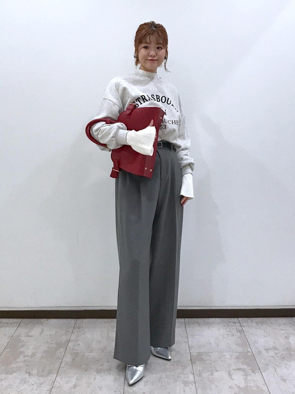 「シルバー、ロングブーツ、ホワイト、プルオーバー、長袖、レッド、クルーネック、プリント、ハイネック、グレー、ワイド、十分丈、ハイウエスト、タック、ストレート」｜「VISのビーズリボンピアス（ピアス（両耳用）、ブラック系）」を使った、はっちゃんさん（レディース・159cm）の秋コーディネートの1枚目の写真