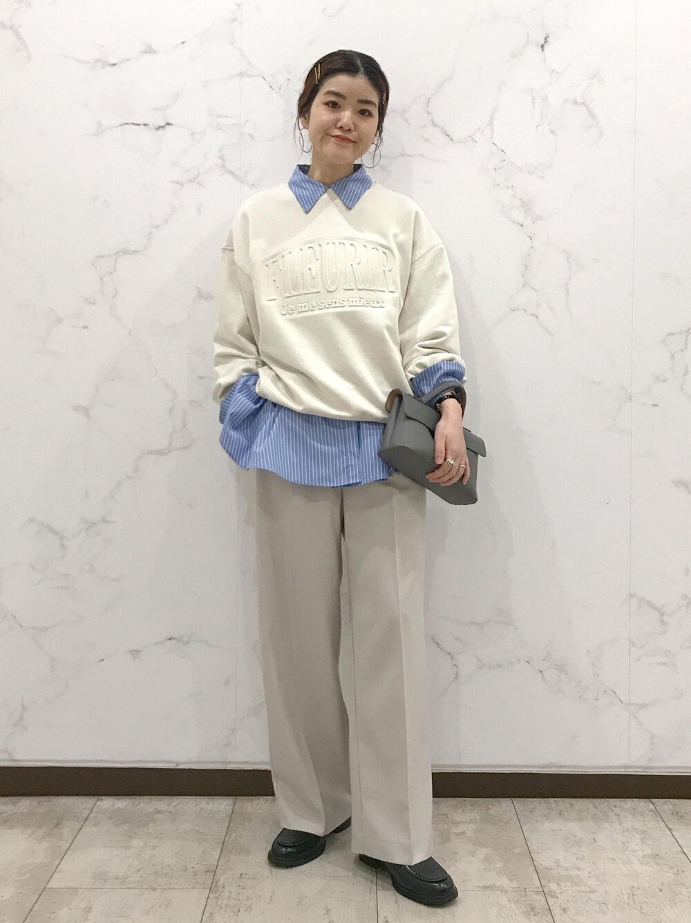 「スウェットコーデ、プレッピー、初春コーデ、春コーデ、デートコーデ、お出かけコーデ、旅行コーデ、女子会コーデ、大人カジュアル、パンツスタイル、体型カバー、カジュアルコーデ、VIS、ウェーブ、イエベ秋」｜「VISの【新色追加】ひねり金具ワンハンドルミニショルダーバッグ【2WAY（ショルダーバッグ、グレー系）」を使った、はっちゃんさん（レディース・159cm）の春コーディネートの1枚目の写真