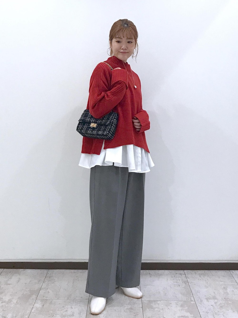 ホワイト系のブーツ、ホワイト系のシャツ/ブラウス、レッド系のニット/セーターを着用したレディースの秋コーディネートの1枚目の写真