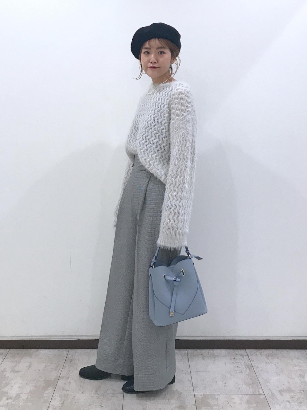 「ニット、ワイドパンツ、ベレー帽、ハートバッグ、ショートブーツ、ハイウエスト、グレー、ライトグレー、ブラック、サックス、初秋コーデ、秋コーデ、初冬コーデ、冬コーデ、お仕事コーデ」｜「VISのベーシックウールベレー帽（ハンチング/ベレー帽、ブラック系）」を使った、はっちゃんさん（レディース・159cm）の秋コーディネートの1枚目の写真