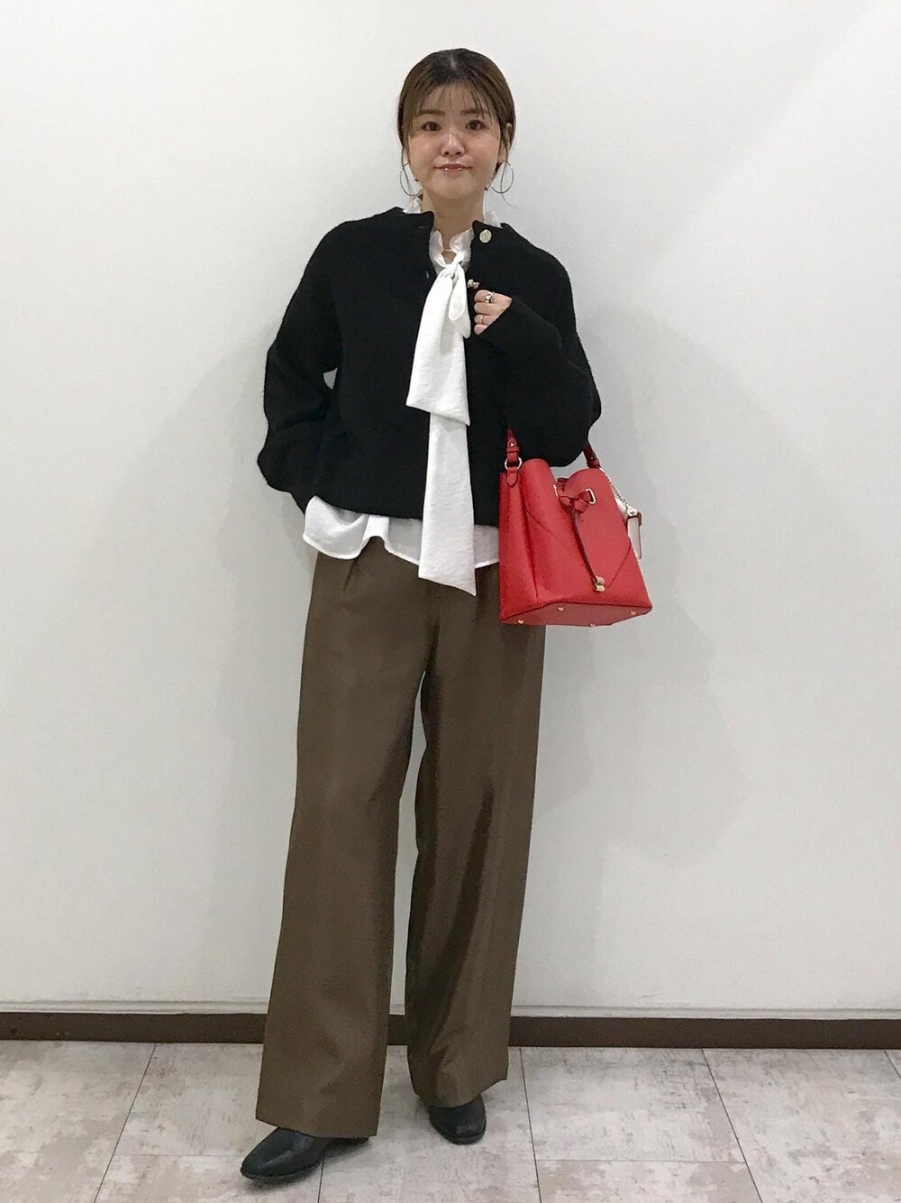 「きれいめカジュアル、ニット、ボウタイ、ワイドパンツ、ハートバッグ、ショートブーツ、ブラック、ホワイト、ブラウン、レッド、秋コーデ、初冬コーデ、冬コーデ、お仕事コーデ、授業参観日コーデ」｜「Juzeのストレッチヒールショートブーツ（ブーツ、ブラック系）」を使った、はっちゃんさん（レディース・159cm）の冬コーディネートの1枚目の写真