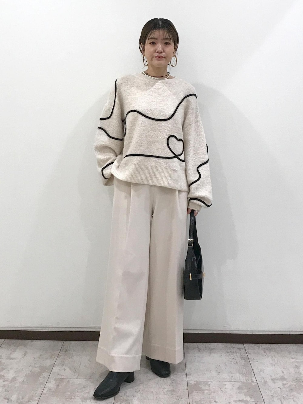 「きれいめカジュアル、忘年会、ホワイトコーデ、ニット、ワイドパンツ、ワンハンドルバッグ、ショートブーツ、リボン、パール、ボア、ホワイト、ブラック、ブラウン、秋コーデ、初冬コーデ」｜「VISのオーバルメタルフープピアス（ピアス（両耳用）、ゴールド系）」を使った、はっちゃんさん（レディース・159cm）の冬コーディネートの1枚目の写真