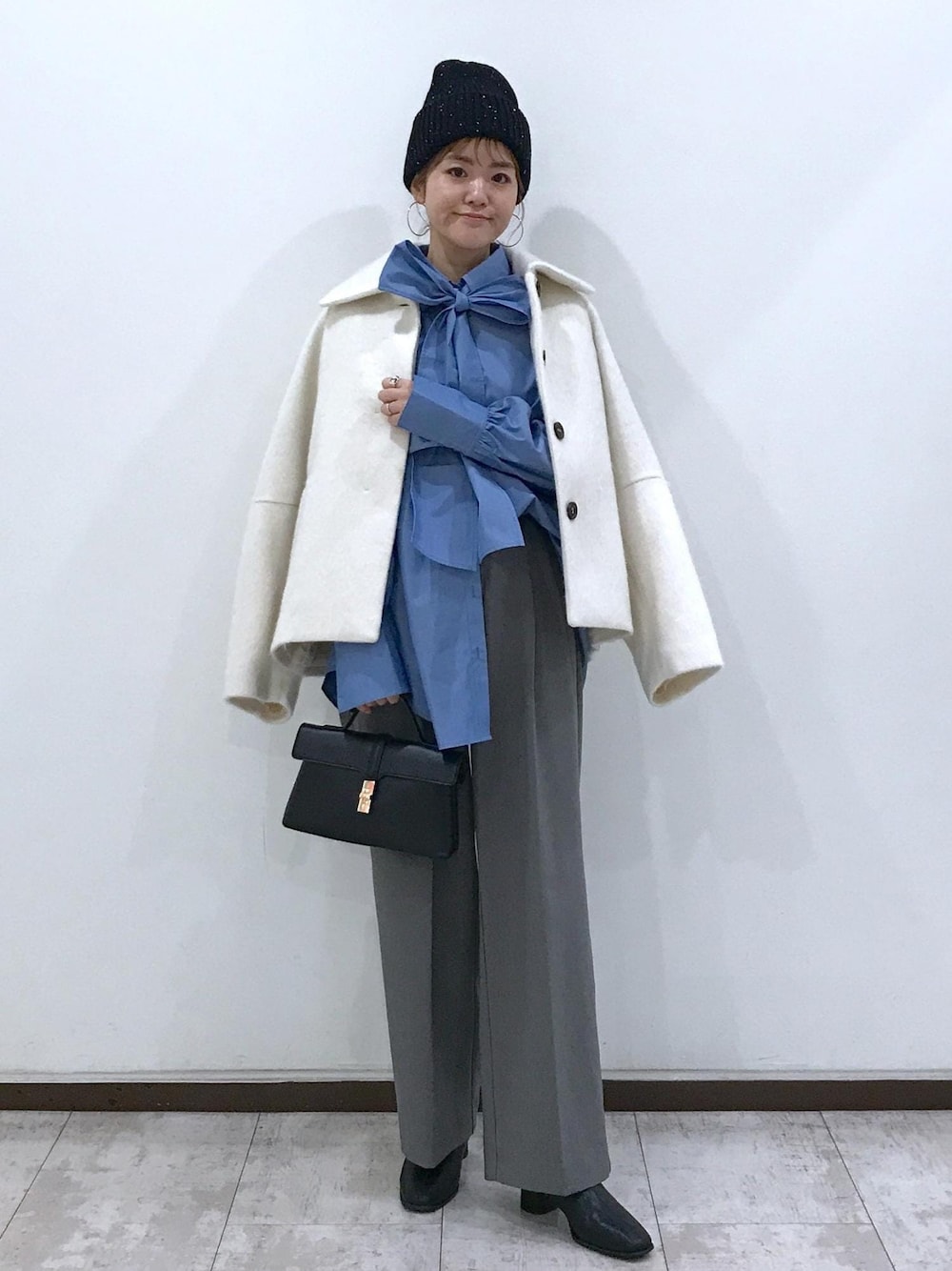 「初秋コーデ、秋コーデ、初冬コーデ、冬コーデ、お仕事コーデ、デートコーデ、お出かけコーデ、旅行コーデ、女子会コーデ、大人カジュアル、パンツスタイル、体型カバー、カジュアルコーデ、フェミニンコーデ、シンプルコーデ」｜「VISの【2WAY】ひねり金具ワンハンドルミニショルダーバッグ（ショルダーバッグ、ブラック系）」を使った、はっちゃんさん（レディース・159cm）の秋コーディネートの1枚目の写真