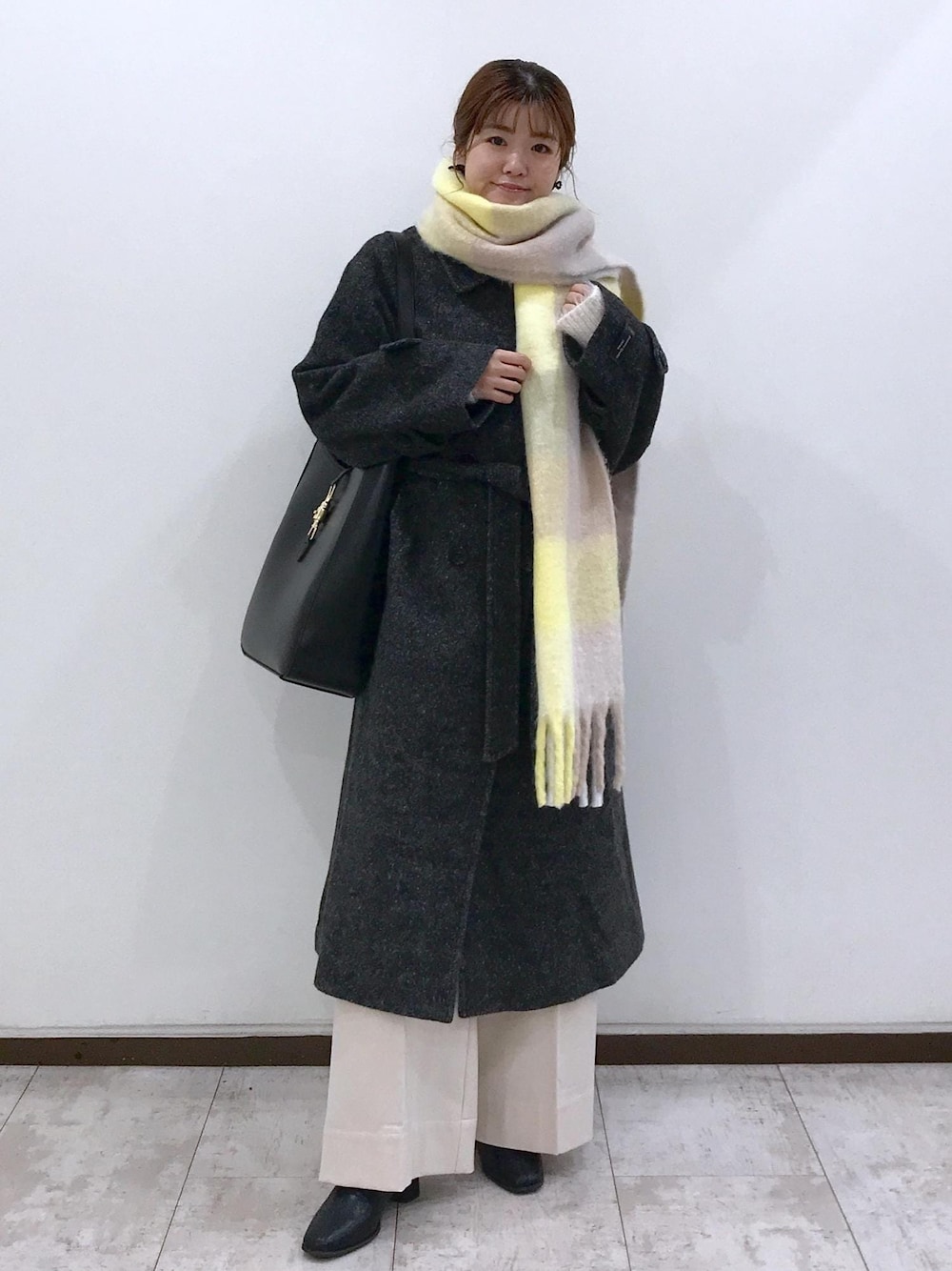 「初冬コーデ、冬コーデ、お仕事コーデ、就活コーデ、デートコーデ、お出かけコーデ、旅行コーデ、女子会コーデ、大人カジュアル、パンツスタイル、体型カバー、カジュアルコーデ、フェミニンコーデ、シンプルコーデ、きれいめコーデ」｜「VISのビーズリボンピアス（ピアス（両耳用）、ブラック系）」を使った、はっちゃんさん（レディース・159cm）の秋コーディネートの1枚目の写真