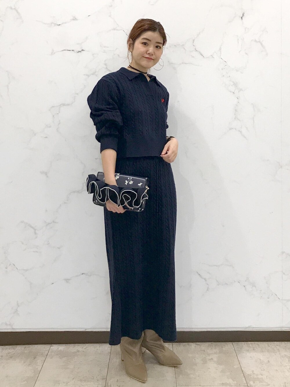 「きれいめカジュアル、ケーブルニット、花柄、ネイビー、ホワイト、ベージュ、初春コーデ、初冬コーデ、冬コーデ、お仕事コーデ、デートコーデ、お出かけコーデ、旅行コーデ、女子会コーデ、大人カジュアル」｜「VISのメタルポイントラリエット（ネックレス、シルバー系）」を使った、はっちゃんさん（レディース・159cm）の冬コーディネートの1枚目の写真