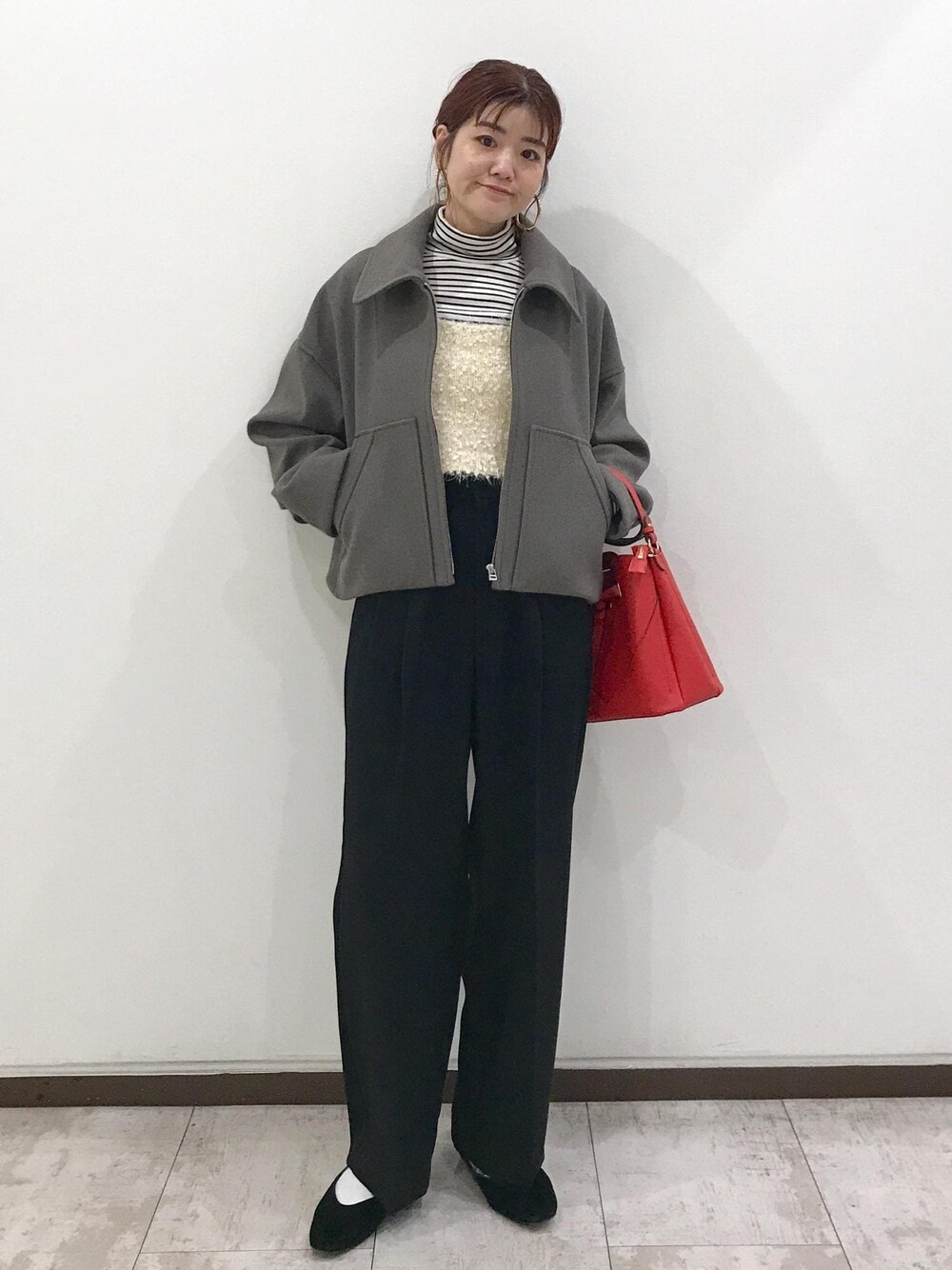 「きれいめカジュアル、ホワイト、ボーダー、ブラック、レッド、ブラウン、VIS_TIMESALE、赤、レイヤードスタイル、タートルネック、秋コーデ、初冬コーデ、冬コーデ、お仕事コーデ、デートコーデ」｜「VISのオーバルメタルフープピアス（ピアス（両耳用）、ゴールド系）」を使った、はっちゃんさん（レディース・159cm）の冬コーディネートの1枚目の写真