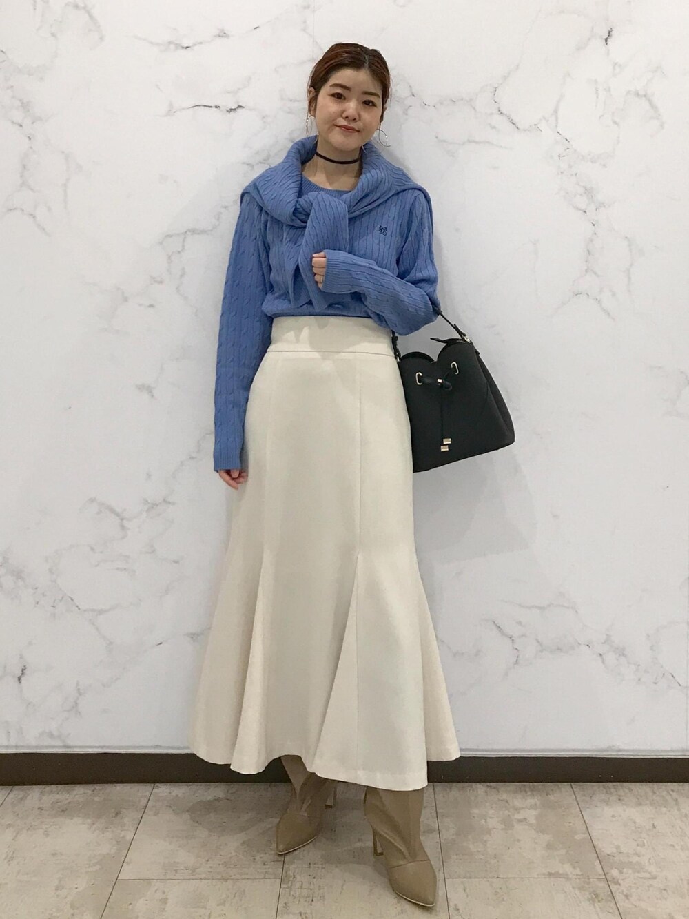 「きれいめカジュアル、ケーブルニット、マーメイドスカート、Pコート、ワンハンドルバッグ、ワンハンドル、ロングブーツ、サックス、ベージュ、ホワイト、ブラック、初春コーデ、初冬コーデ、冬コーデ、お仕事コーデ」｜「VISのメタルポイントラリエット（ネックレス、シルバー系）」を使った、はっちゃんさん（レディース・159cm）の冬コーディネートの1枚目の写真