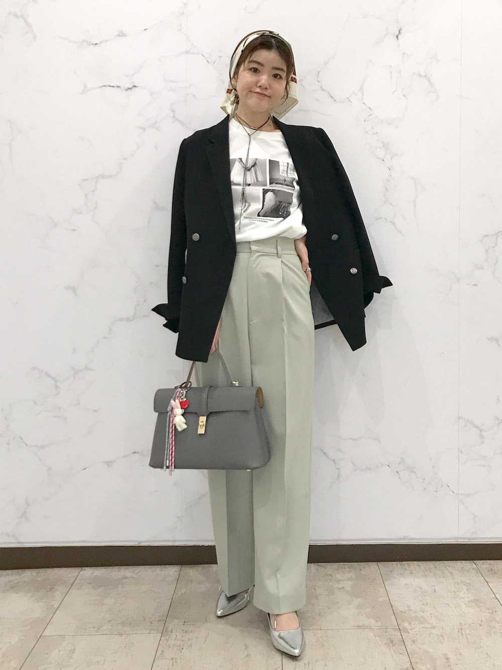 「きれいめカジュアル、スカーフスタイリング、スカーフアレンジ、BVV35010、ライトアウター、Wshoes&bag_pickup、初春コーデ、春コーデ、お仕事コーデ、デートコーデ、お出かけコーデ、旅行コーデ、女子会コーデ、大人カジュアル、パンツスタイル」｜「VISの【美easy】ウーリッシュWブレストテーラードジャケット【洗える】（テーラードジャケット、ブラック系）」を使った、はっちゃんさん（レディース・159cm）の冬コーディネートの1枚目の写真