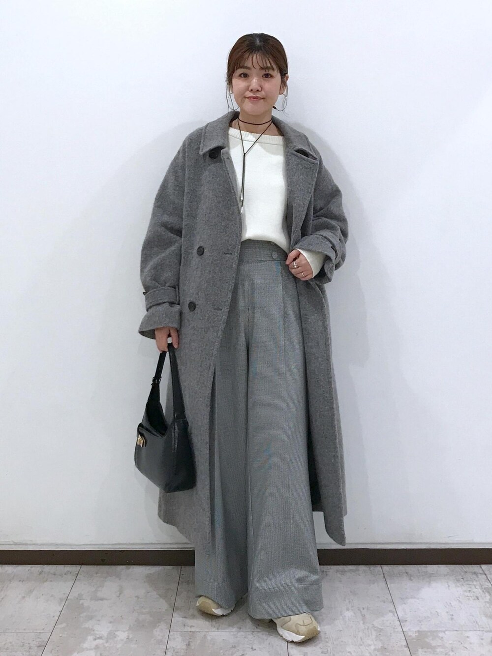 「ロングコート、コート、アウター、ウールコート、ニット、ワイドパンツ、スラックス、ワンハンドルバッグ、ワンハンドル、チョーカー、グレー、ホワイト、ブラック、初秋コーデ、秋コーデ」｜「VISのメタルポイントラリエット（ネックレス、シルバー系）」を使った、はっちゃんさん（レディース・159cm）の秋コーディネートの1枚目の写真
