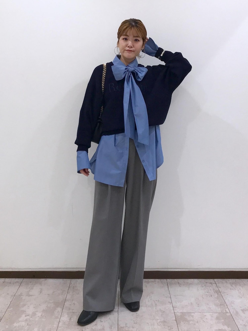 「ボウタイ、ボウタイブラウス、ロゴニット、ニット、ロゴ、ブラウス、ショートブーツ、キルティングバッグ、キルティング、ブルー、ネイビー、グレー、ブラック、シルバー、初秋コーデ」｜「VISのチェーンショルダーキルティングバッグ（ショルダーバッグ、ブラック系）」を使った、はっちゃんさん（レディース・159cm）の秋コーディネートの1枚目の写真