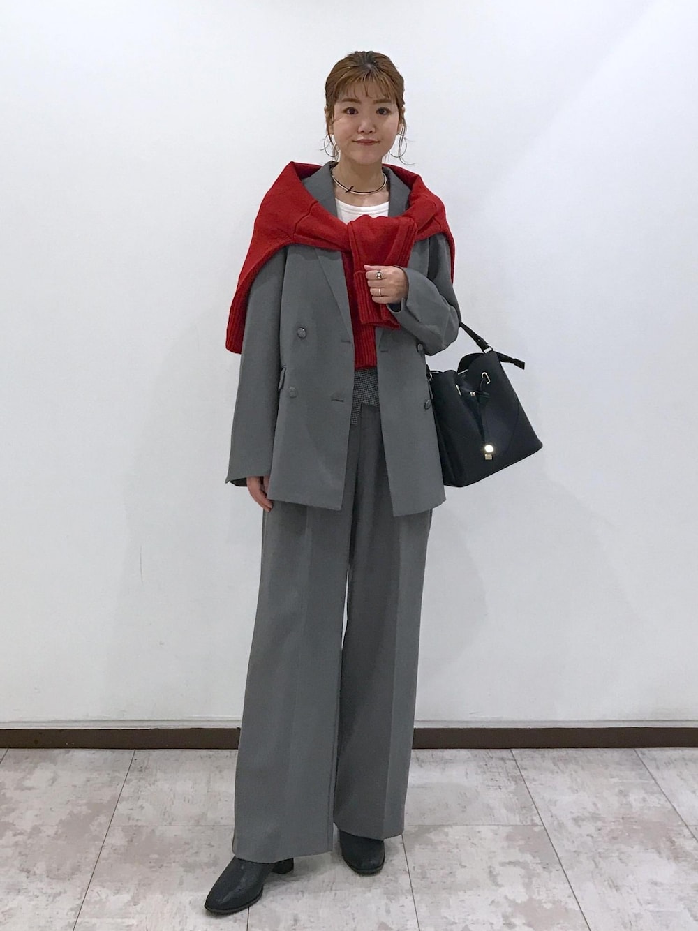 「グレー、ジャケット、ワイドパンツ、センタープレス、レッド、ニット、サイドスリット、ビスチェ、ブラック、ハートバッグ、ショートブーツ、ヒール、リボン、初秋コーデ、秋コーデ」｜「Juzeのストレッチヒールショートブーツ（ブーツ、ブラック系）」を使った、はっちゃんさん（レディース・159cm）の秋コーディネートの1枚目の写真
