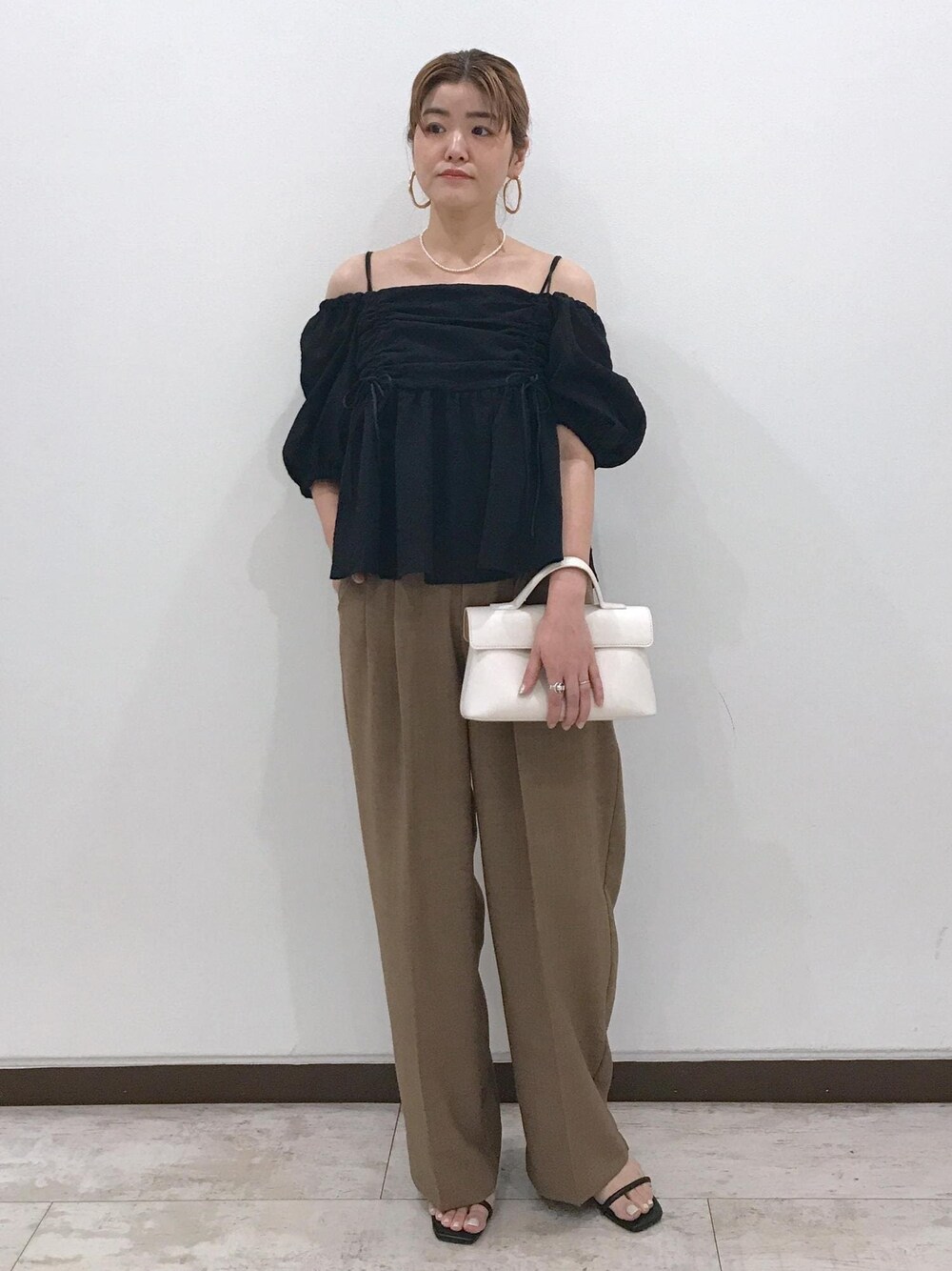 「きれいめカジュアル、夏ファッション、ブラウス、半袖、オフショルダー、ワイド、初夏コーデ、夏コーデ、デートコーデ、お出かけコーデ、旅行コーデ、アウトドアコーデ、女子会コーデ、大人カジュアル、パンツスタイル」｜「VISの【ご好評につき追加生産】【2WAY】ひねり金具ワンハンドルミニショルダーバッグ（ショルダーバッグ、ホワイト系）」を使った、はっちゃんさん（レディース・159cm）の夏コーディネートの1枚目の写真