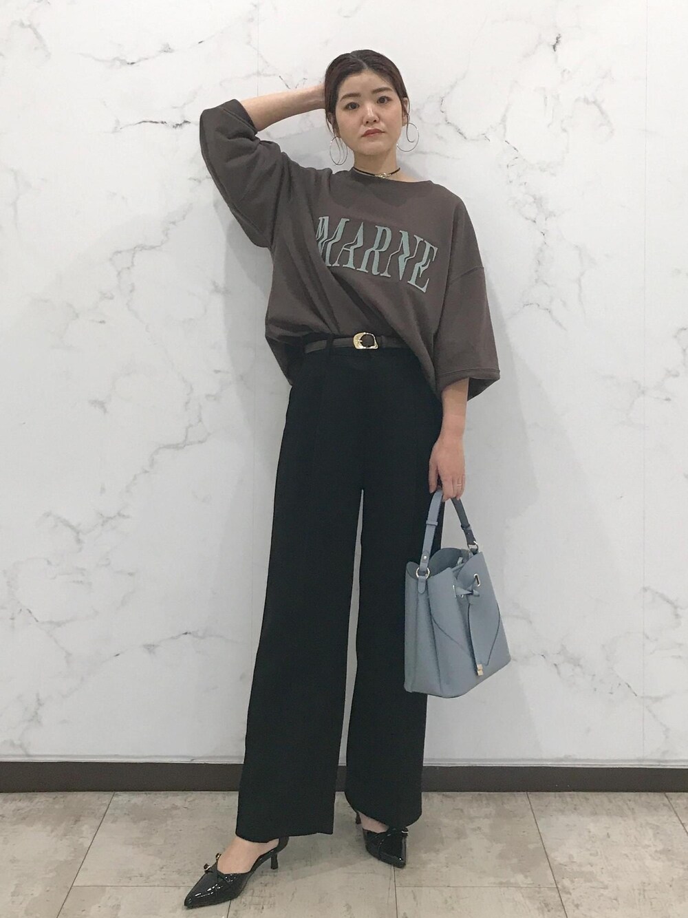 「きれいめカジュアル、スウェット、初春コーデ、春コーデ、授業参観日コーデ、デートコーデ、お出かけコーデ、旅行コーデ、女子会コーデ、大人カジュアル、パンツスタイル、体型カバー、カジュアルコーデ、シンプルコーデ、ベーシック」｜「VISのニュアンスハートチョーカー（チョーカー、ゴールド系）」を使った、はっちゃんさん（レディース・159cm）の冬コーディネートの1枚目の写真