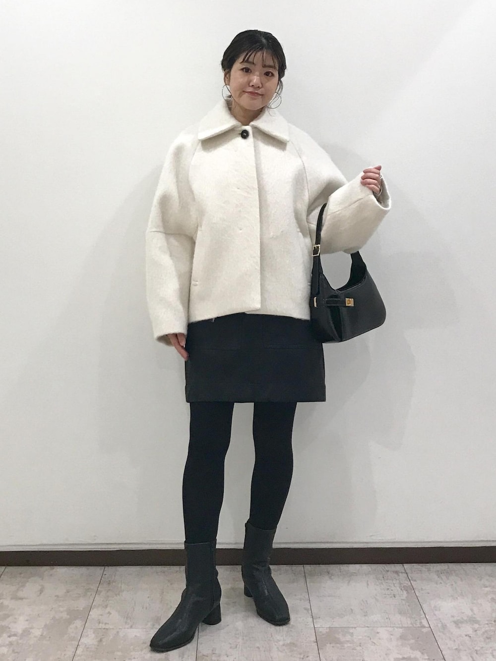 「コート、ショートコート、ロゴニット、ニット、ロゴ、シャーリングシャツ、ミニスカート、ワンハンドルバッグ、ショートブーツ、レイヤードコーデ、秋コーデ、初冬コーデ、冬コーデ、お仕事コーデ、デートコーデ」｜「Juzeのストレッチヒールショートブーツ（ブーツ、ブラック系）」を使った、はっちゃんさん（レディース・159cm）の冬コーディネートの1枚目の写真