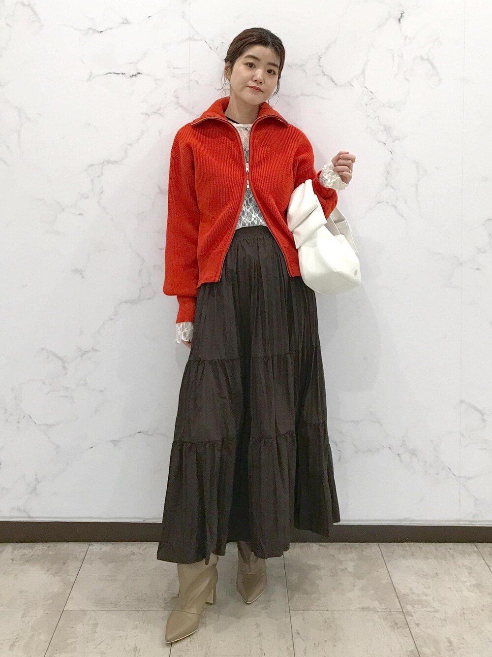 「きれいめカジュアル、初春コーデ、春コーデ、デートコーデ、お出かけコーデ、旅行コーデ、女子会コーデ、大人カジュアル、レイヤード、スカートスタイル、体型カバー、カジュアルコーデ、シンプルコーデ、ベーシック、VIS」｜「Juzeのワイドロングブーツ（ブーツ、ベージュ系）」を使った、はっちゃんさん（レディース・159cm）の冬コーディネートの1枚目の写真
