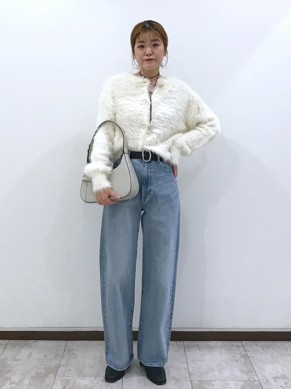 「ホワイト、ブルー、ブラック、羽織り、デニム、ワンハンドル、ワンハンドルバッグ、ショートブーツ、チョーカー、初秋コーデ、秋コーデ、初冬コーデ、冬コーデ、お仕事コーデ、デートコーデ」｜「VISのメタルポイントラリエット（ネックレス、シルバー系）」を使った、はっちゃんさん（レディース・159cm）の秋コーディネートの1枚目の写真