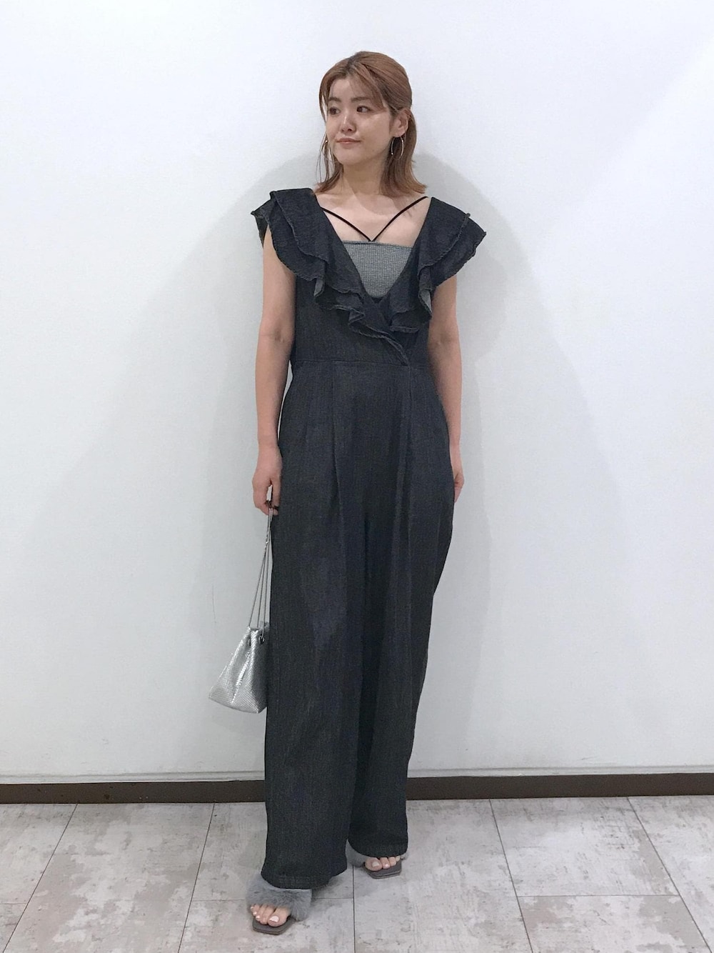 「アンサンブル、ファーサンダル、ミニバッグ、ブラック、デニム、ワイド、オールインワン、サンダル、初秋コーデ、デートコーデ、お出かけコーデ、旅行コーデ、大人カジュアル、パンツスタイル、体型カバー」｜「VISのメタルメッシュ巾着ショルダーバッグ（ショルダーバッグ、ゴールド系）」を使った、はっちゃんさん（レディース・159cm）の夏コーディネートの1枚目の写真