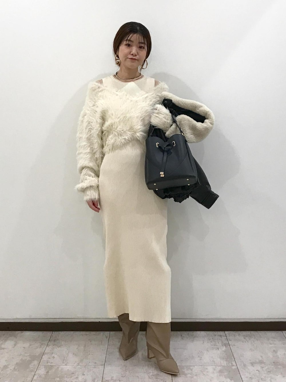 「ホワイトコーデ、忘年会、ニットワンピース、ロングブーツ、パール、ピアス、ホワイト、ブラック、ベージュ、ゴールド、初冬コーデ、冬コーデ、デートコーデ、お出かけコーデ、旅行コーデ」｜「VISのオーバルメタルフープピアス（ピアス（両耳用）、ゴールド系）」を使った、はっちゃんさん（レディース・159cm）の冬コーディネートの1枚目の写真