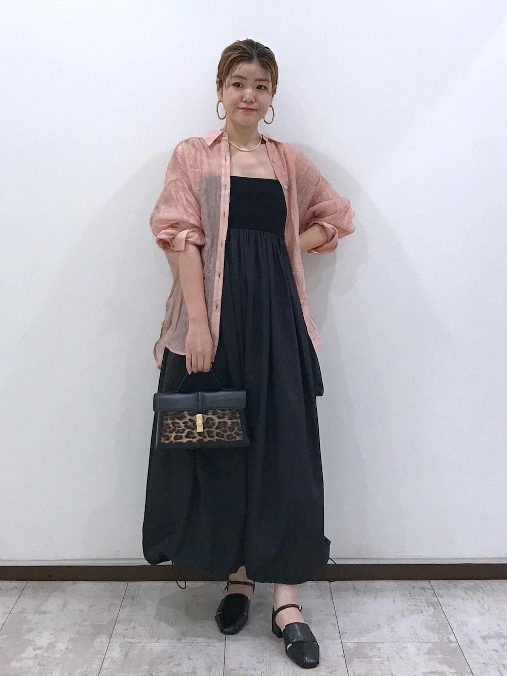 「セール、sale、長袖、ロング、ピンク、シャツ、オーバーサイズ、襟、ロング丈、ピンクベージュ、ミドル丈、ブラック、ストラップサンダル、ラウンドトゥ、夏コーデ」｜「Juzeのクローズトゥサンダル（サンダル、ブラック系）」を使った、はっちゃんさん（レディース・159cm）の夏コーディネートの1枚目の写真