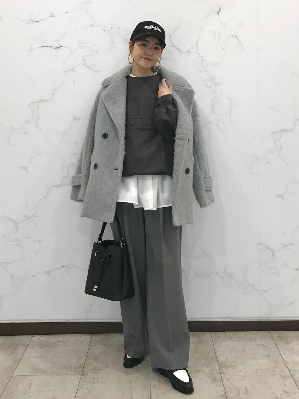 「きれいめカジュアル、モノトーン、ワントーン、初冬コーデ、冬コーデ、お出かけコーデ、旅行コーデ、女子会コーデ、大人カジュアル、レイヤード、パンツスタイル、体型カバー、ワントーンコーデ、モノトーンコーデ、カジュアルコーデ」｜「Juzeの【HARUTA】ポインテッドトゥローファー【抗菌防臭】（ローファー、ブラック系）」を使った、はっちゃんさん（レディース・159cm）の冬コーディネートの1枚目の写真