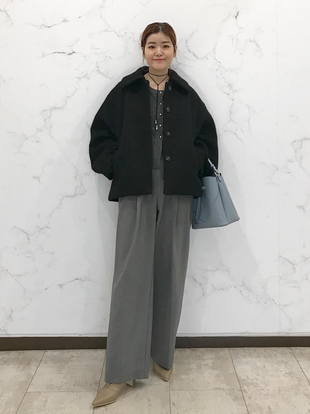 「きれいめカジュアル、ケーブルニット、冬アウター、ワイドパンツ、グレー、ブルー、ベージュ、ブラック、Wcoat_pickup、Wshoes_pickup、初春コーデ、初冬コーデ、冬コーデ、お仕事コーデ、授業参観日コーデ」｜「VISのメタルポイントラリエット（ネックレス、シルバー系）」を使った、はっちゃんさん（レディース・159cm）の冬コーディネートの1枚目の写真