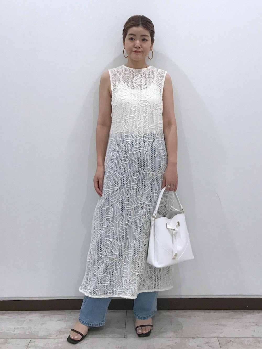 「ホワイト、ショルダーバッグ、ワンハンドル、ノースリーブ、レース、総レース、デニム、夏コーデ、デートコーデ、お出かけコーデ、旅行コーデ、女子会コーデ、大人カジュアル、レイヤード、パンツスタイル」｜「VISの【洗える】カップ付きバックオープンキャミソール（キャミソール、ホワイト系）」を使った、はっちゃんさん（レディース・159cm）の夏コーディネートの1枚目の写真