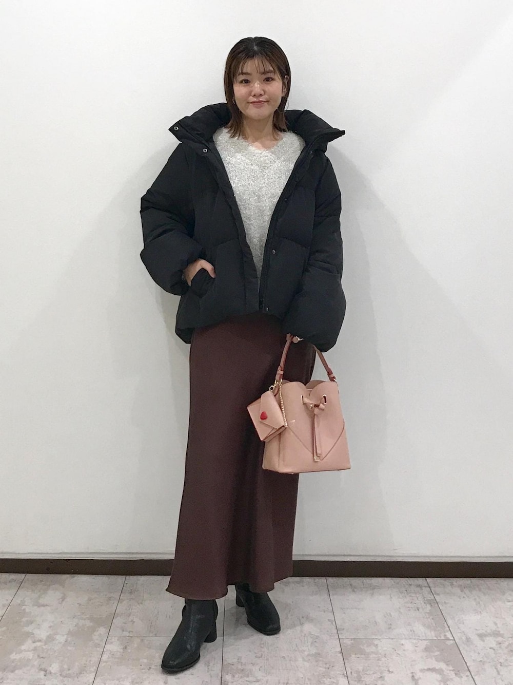 「ダウン、グリーンダウン、ショートダウン、ラメニット、ニットプルオーバー、スカート、シャイニースカート、ロングスカート、ショートブーツ、ブーツ、ハートバッグ、ハートカットバッグ、チャーム、カードケース、バッグチャーム」｜「Juzeのストレッチヒールショートブーツ（ブーツ、ブラック系）」を使った、はっちゃんさん（レディース・159cm）の秋コーディネートの1枚目の写真