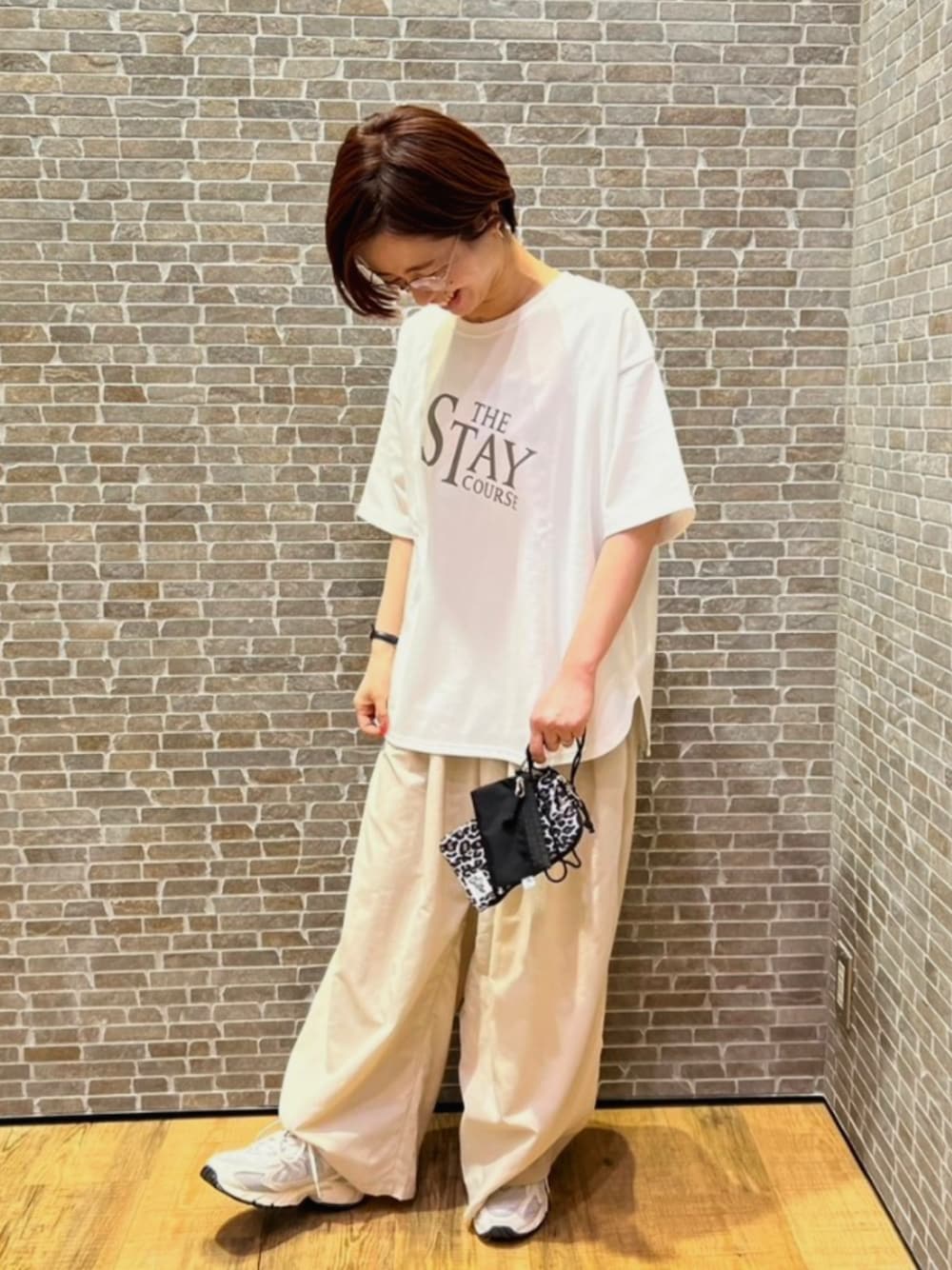 「カジュアル、Tシャツ、カジュアルスタイル、パンツスタイル、夏コーデ、カジュアルコーデ、drifter、Tシャツコーデ、GrandPARK、グランドパーク」｜「Grand PARKのロゴ入り　ラウンドヘムTシャツ（Tシャツ/カットソー、ホワイト系）」を使った、Grand PARK WOMENSさん（レディース・155cm）の夏コーディネートの1枚目の写真