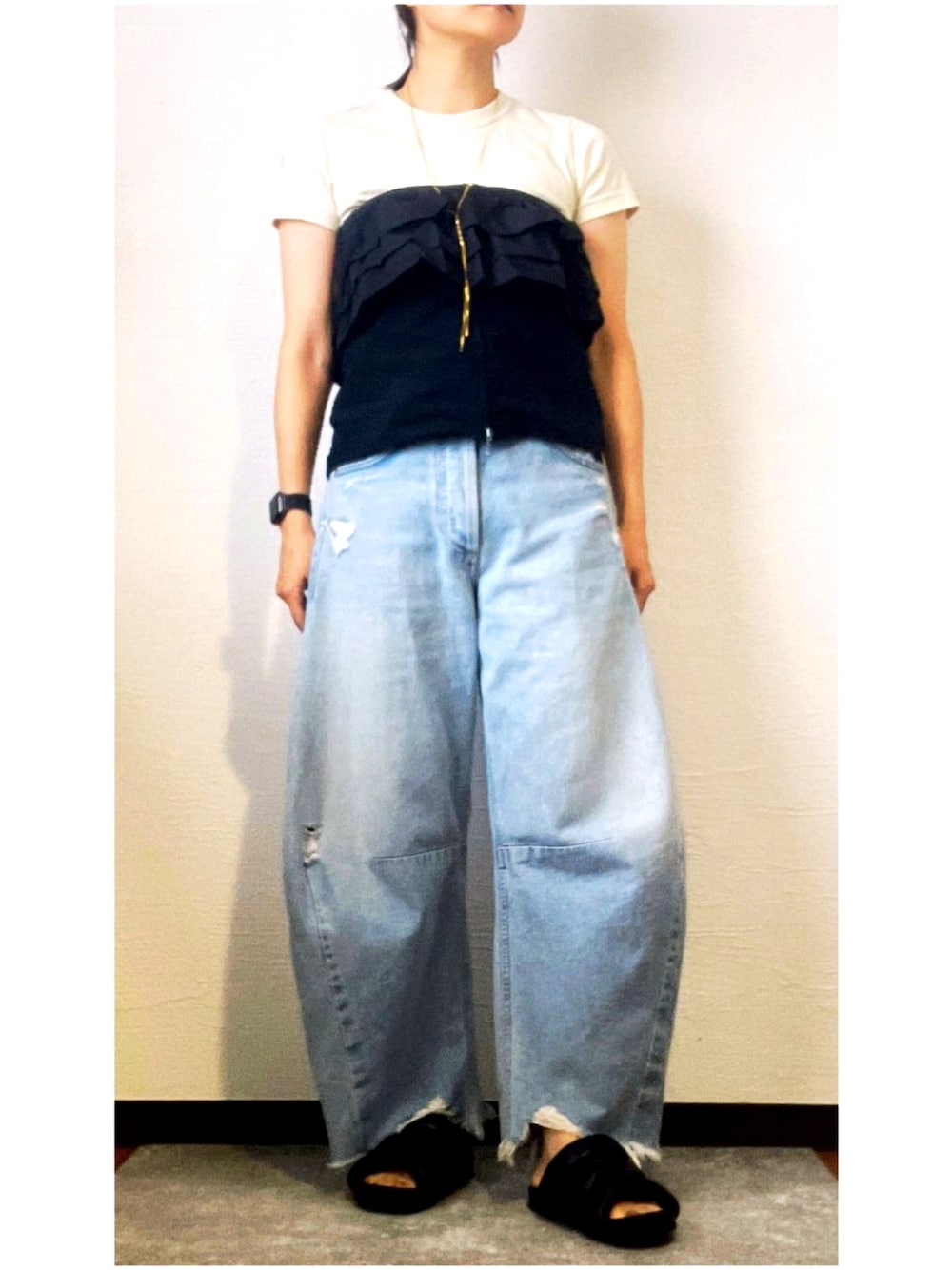 「夏コーデ、アツいコーデ全部見せ、大人カジュアル、デニム、Tシャツ×デニム」｜「LAATOのfrill camisole（キャミソール、ブラック系）」を使った、Chiiさん（骨格ウェーブ・レディース・160cm）の夏コーディネートの1枚目の写真