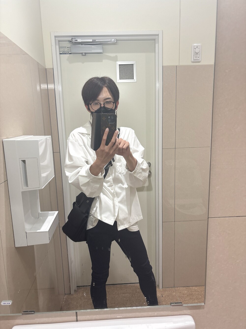 「休日スタイル、古着MIX、お出かけコーデ、白Tシャツ、おしゃれさんと繋がりたい、メガネ男子、キレイめカジュアル」｜「LOUIS VUITTONのアイテム（その他小物、ブラウン系）」を使った、ゆうさん（メンズ・168cm）の夏コーディネートの1枚目の写真