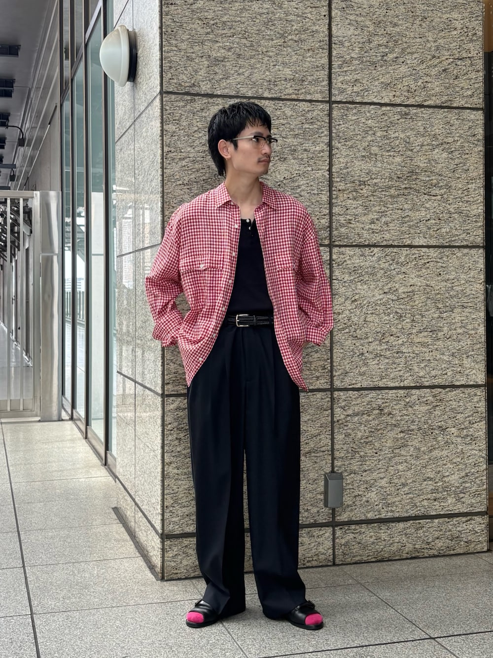 ブラック系のタンクトップ、ブラック系のその他パンツ、レッド系のシャツ/ブラウスを着用したメンズの春コーディネートの1枚目の写真