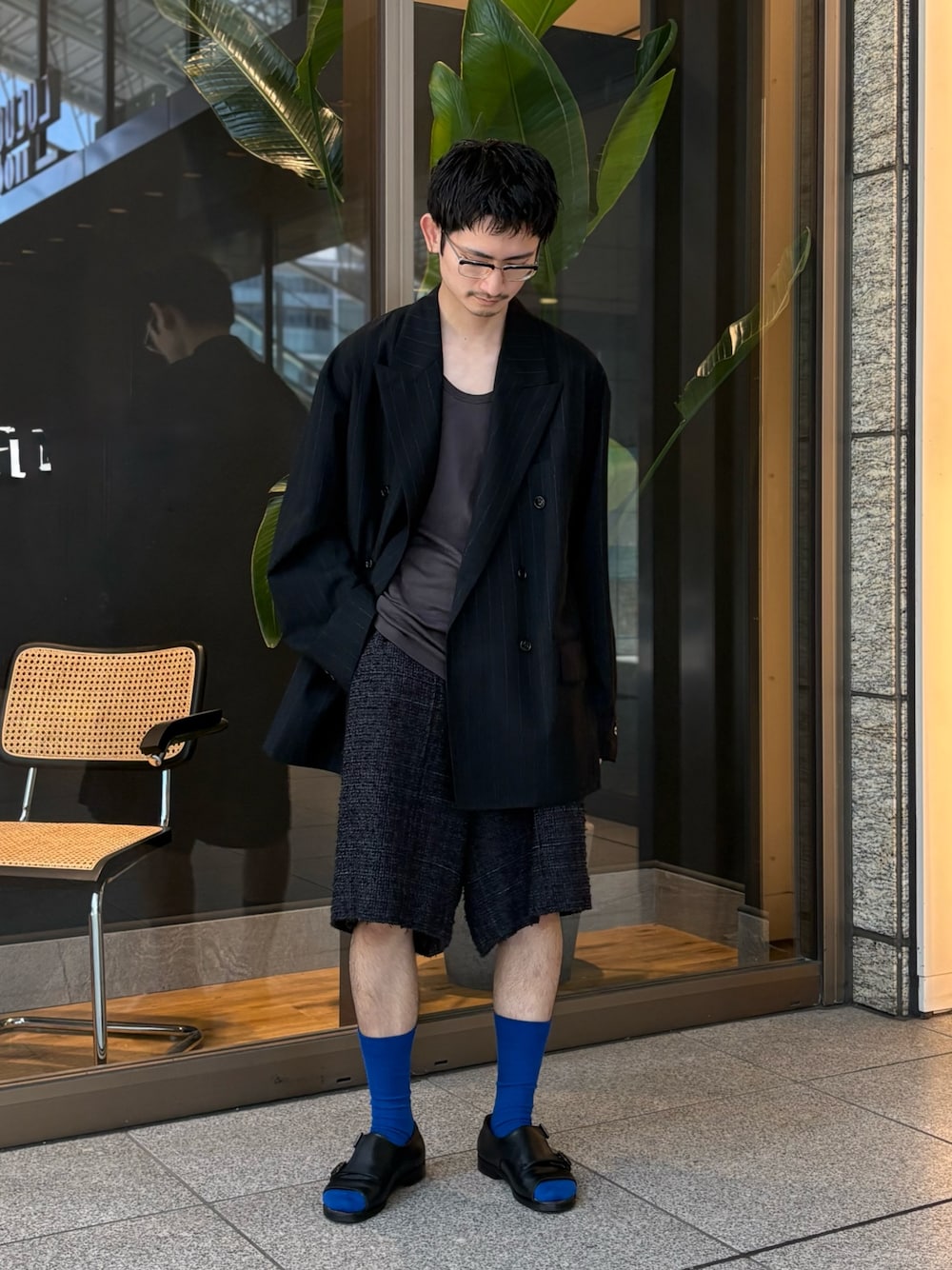 ブラック系のその他パンツ、ブラック系のテーラードジャケットを着用したメンズの春コーディネートの1枚目の写真
