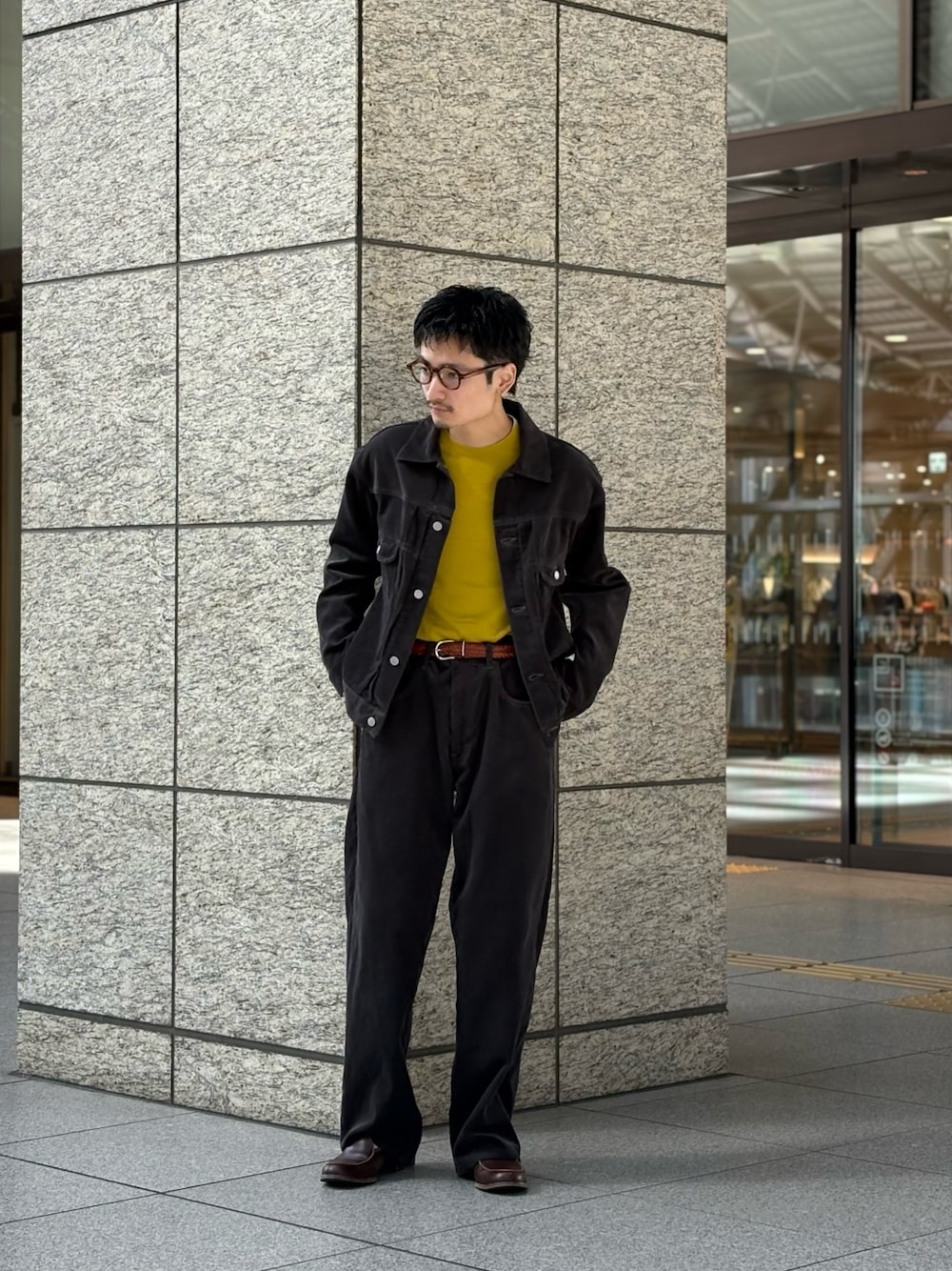 グレー系のテーラードジャケット、グレー系のその他パンツ、ブラウン系のメガネを着用したメンズの秋コーディネートの1枚目の写真