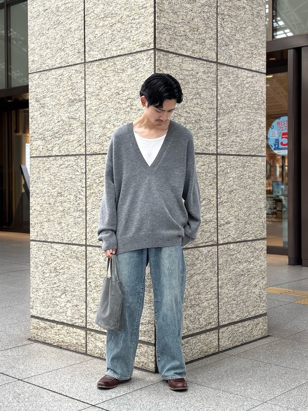 ブルー系のデニムパンツを着用したメンズの秋コーディネートの1枚目の写真