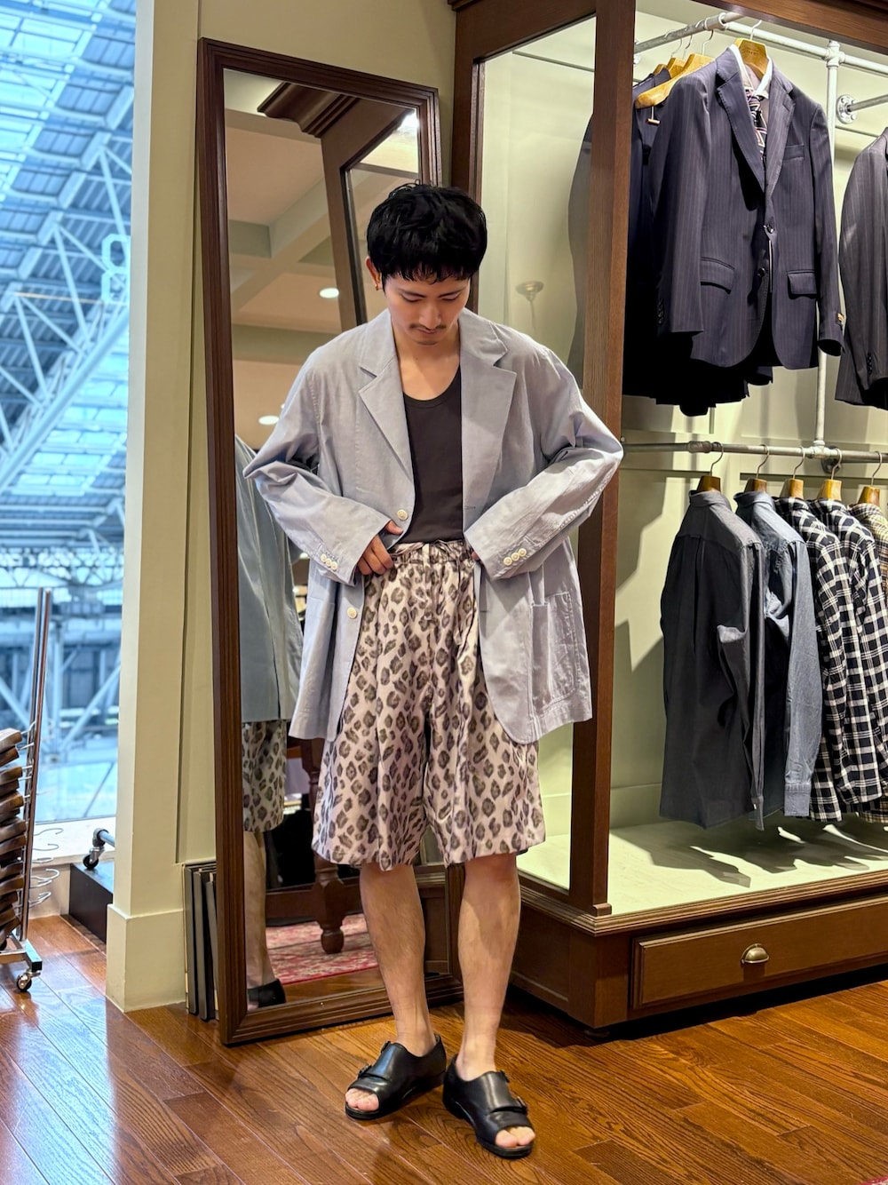 ブルー系のテーラードジャケット、グレー系のその他パンツ、グレー系のタンクトップを着用したメンズの夏コーディネートの1枚目の写真