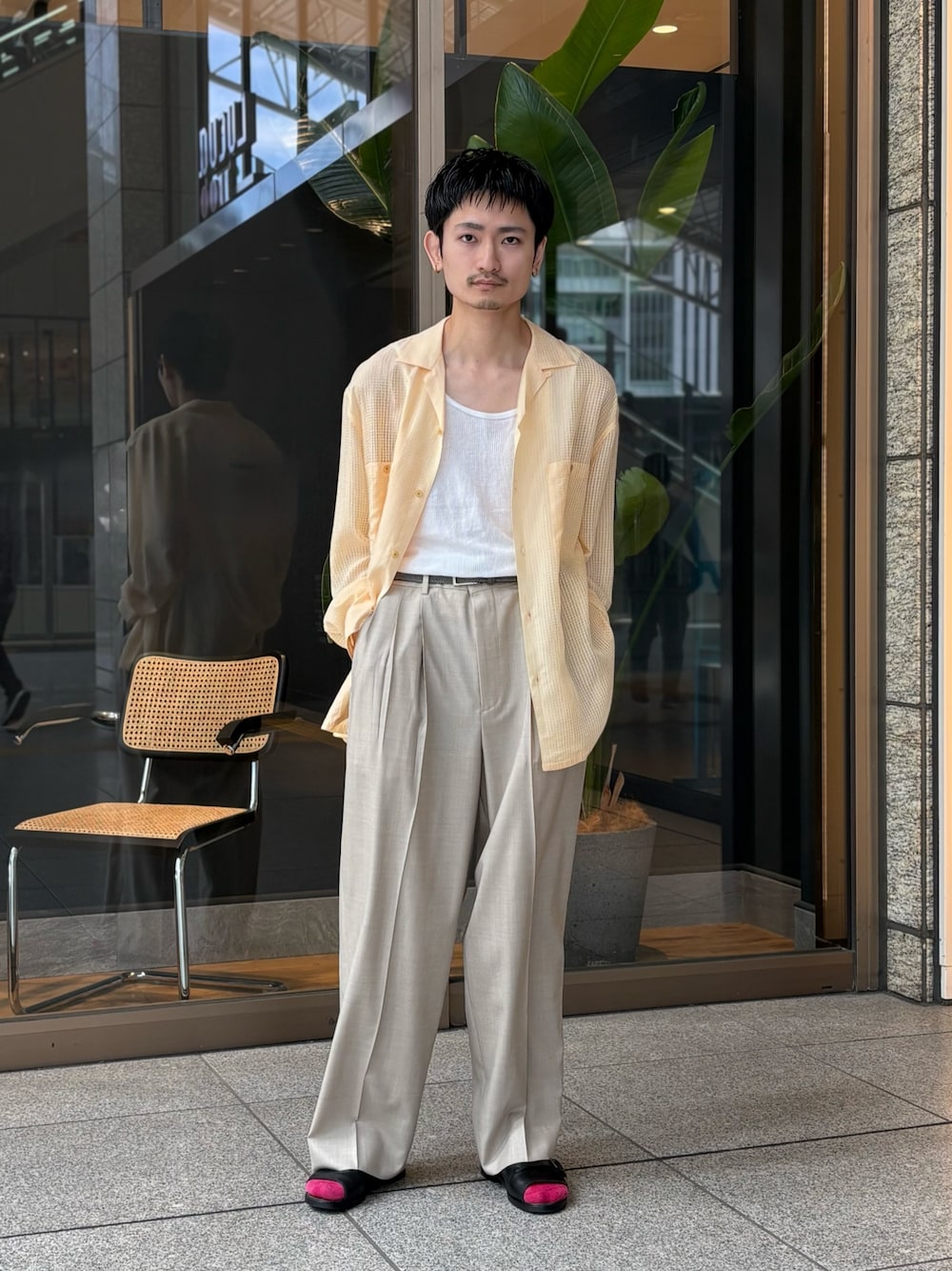 ホワイト系のタンクトップ、ベージュ系のその他パンツを着用したメンズの春コーディネートの1枚目の写真