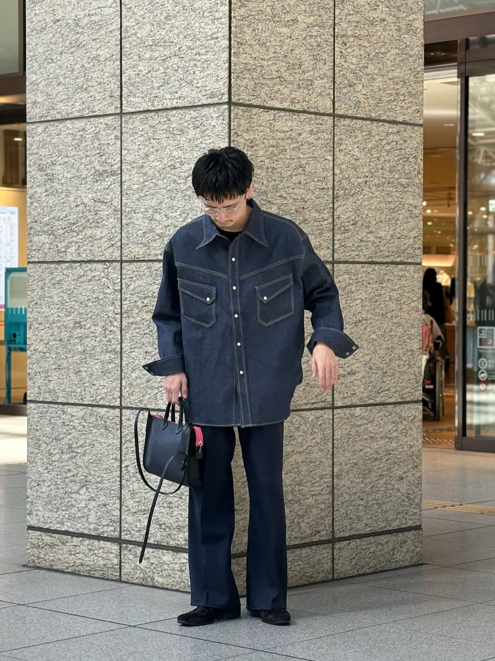 ブルー系のその他パンツ、ピンク系のショルダーバッグ、ブルー系のシャツ/ブラウスを着用したメンズの冬コーディネートの1枚目の写真