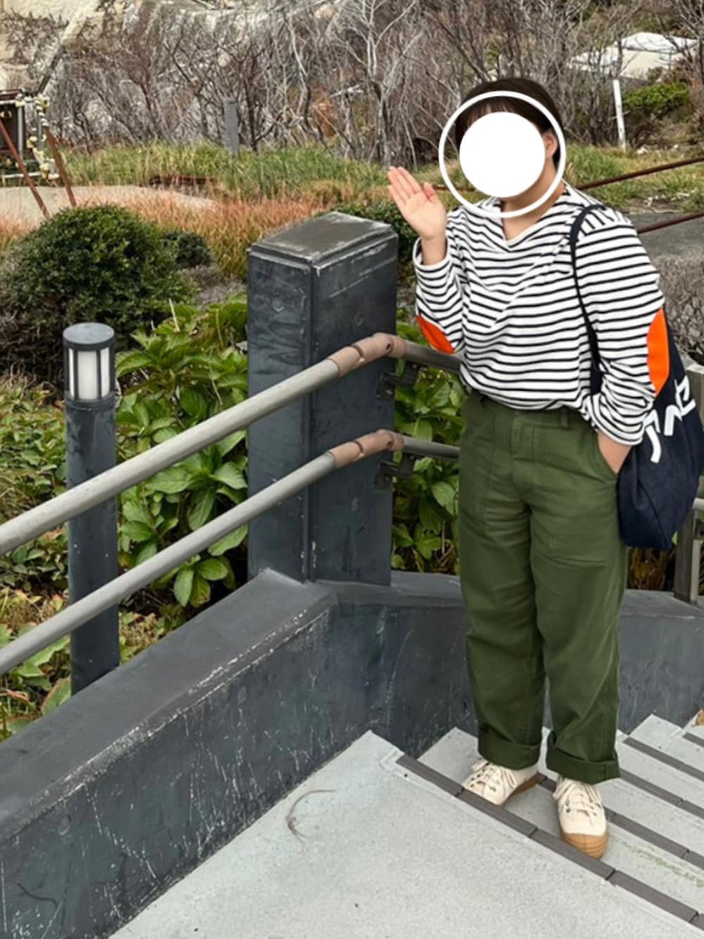 「BEAMS BOY、ビームスボーイ、エルボーパッチ、ベイカーパンツ、CDG、APC、アーペーセー、秋服コーデ、ドミンゴ、DMG、スニーカーコーデ、ボーダートップス、BEAMS、トートバッグ、ボーダーコーデ」｜「BEAMS BOYのBEAMS BOY / エルボーパッチ バスク ロングスリーブ カットソー 22FW（Tシャツ/カットソー、ホワイト系）」を使った、こんにちはさん（レディース・149cm）の秋コーディネートの1枚目の写真
