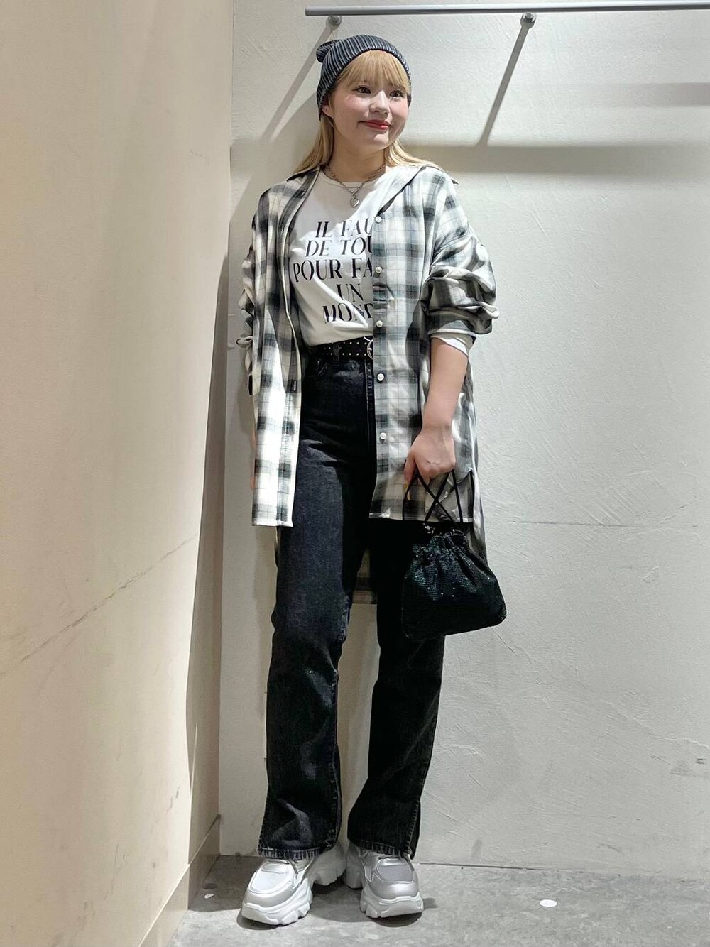 ホワイト系のシャツ/ブラウス、ブラック系のデニムパンツ、シルバー系のスニーカーを着用したレディースの夏コーディネートの1枚目の写真