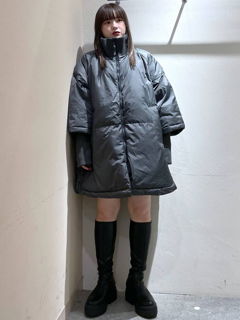 「体型カバー、高見え、個性派、ローリーズスタイル_LOWRYS FARM、LOWRYS FARM、大人女子カジュアル_LOWRYS FARM、冬コーデ、アウター、ポンチョ、エアサーマル、ブーツ、ベーシック/シンプル、ラフ、ミーハー、カジュアル」｜「LOWRYS FARMのスタンドリブポンチョ　 963695（ポンチョ、グレー系）」を使った、リンリンさん（レディース・156cm）の秋コーディネートの1枚目の写真